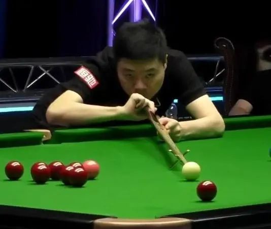 【台球新闻】3-2绝杀！丁俊晖惊险首胜，球迷仍质疑，丁父回击：你是什么东西